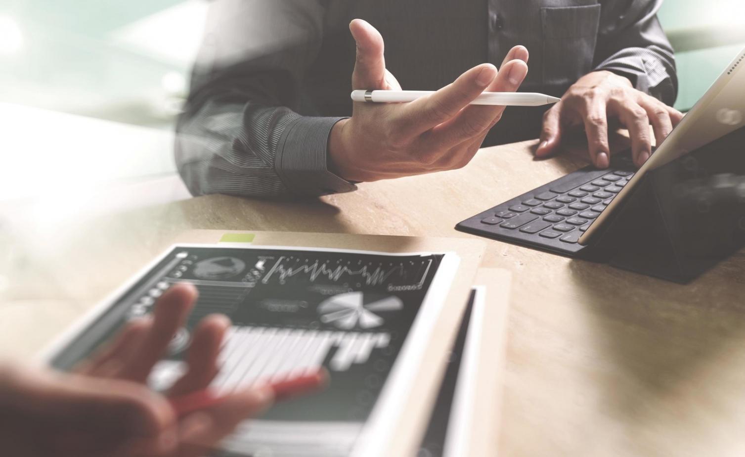 İçerik optimizasyonu sürecinde çalışan profesyoneller