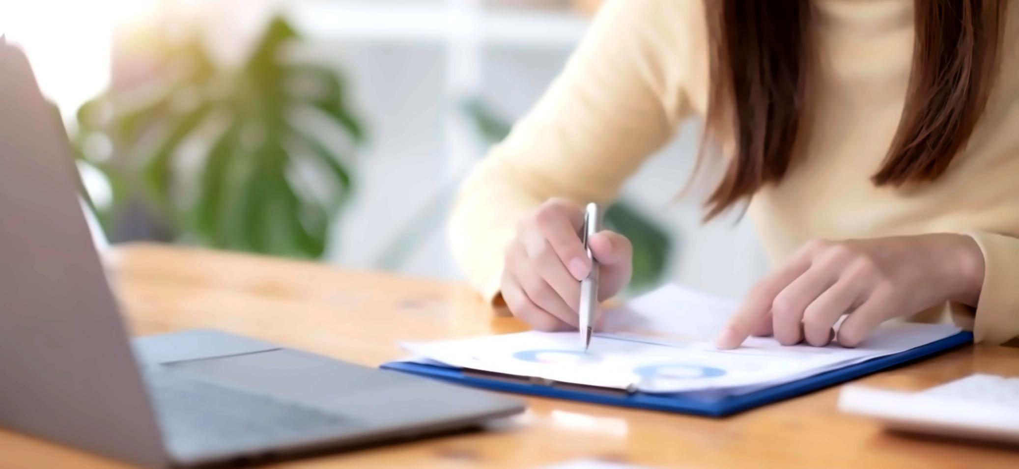 İçerik optimizasyonu eğitimi sırasında pratik çalışma yapan katılımcı